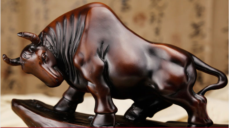 低頭向前的勁牛，象征著堅韌執著