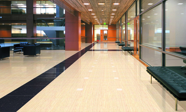 辦公室地面對縫不齊、有色差