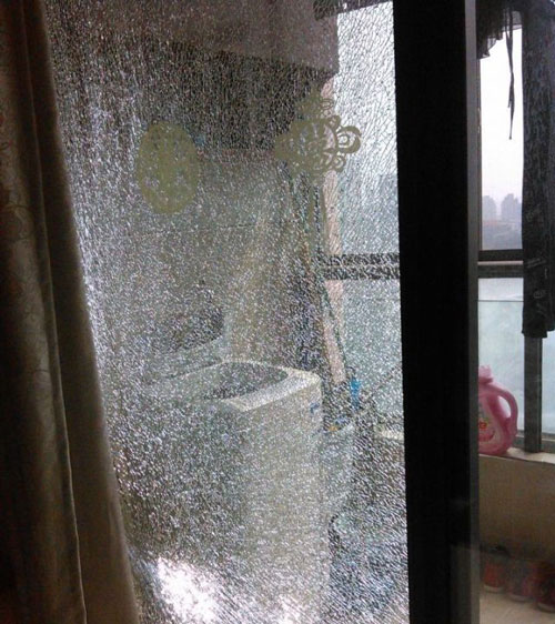家里鋼化玻璃自爆了，應該怎么處理