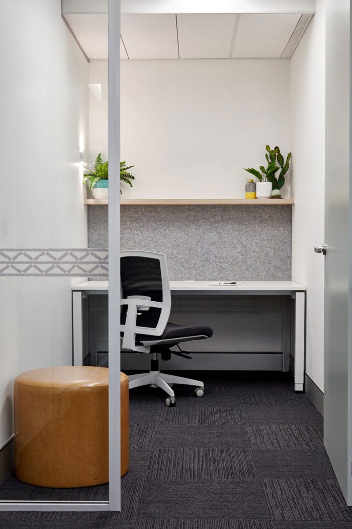 管理公司辦公室獨立辦公區裝修設計效果圖
