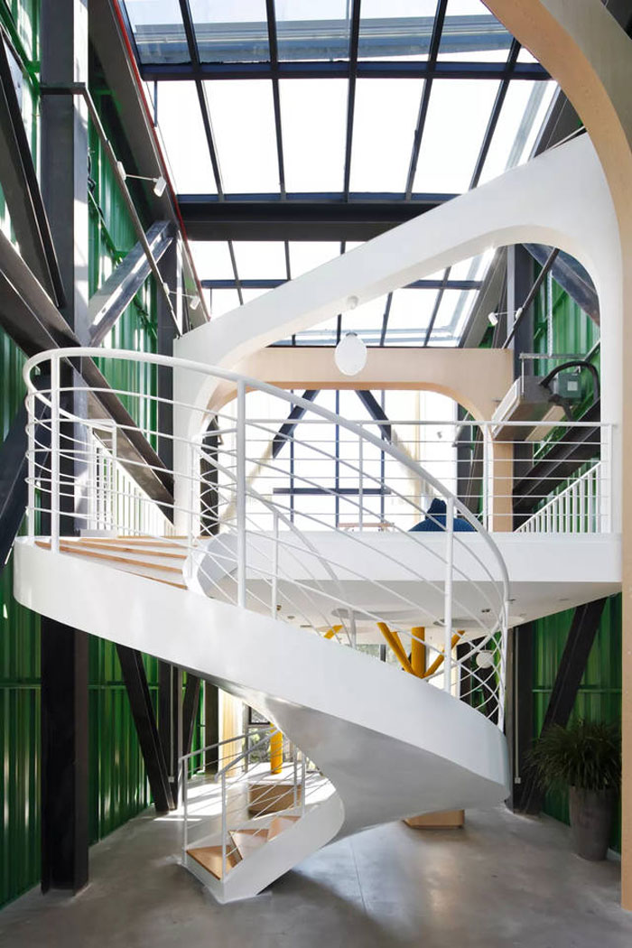 廢舊工廠改造辦公室旋轉(zhuǎn)樓梯裝修設計效果圖